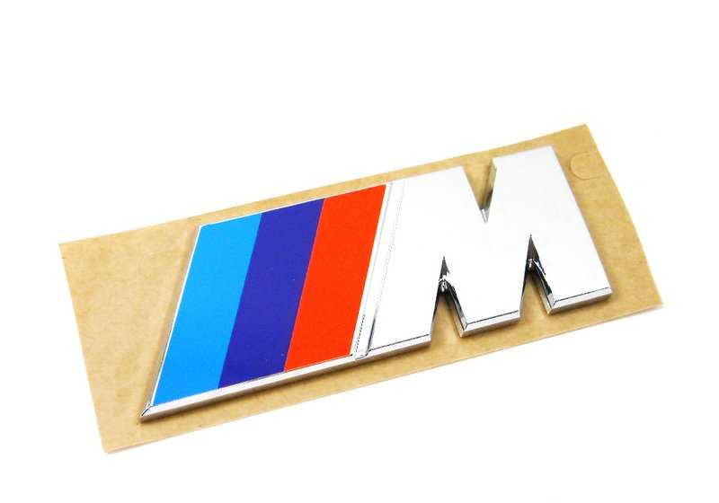 Emblema letra "M" trasera OEM 51141917739 para BMW E21, E30, E12, E28, E34, E24, E32, E38, E31. Original BMW.
