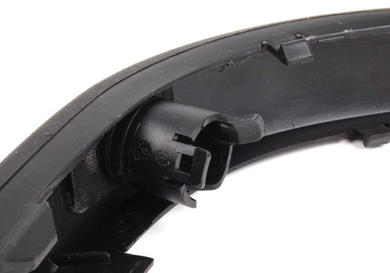 Moldura trasera derecha OEM 51122498502 para BMW Serie 5 E39. Compatible con todos los modelos E39. Original BMW.
