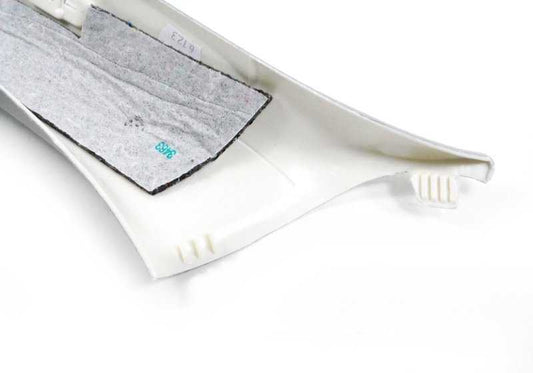 Embellecedor derecho pilar A ITS OEM 51438222624 para BMW E46 {316Ci, 318Ci} compatible con motores N40, M43, N42, N45. Acabado en gris claro. Original BMW.