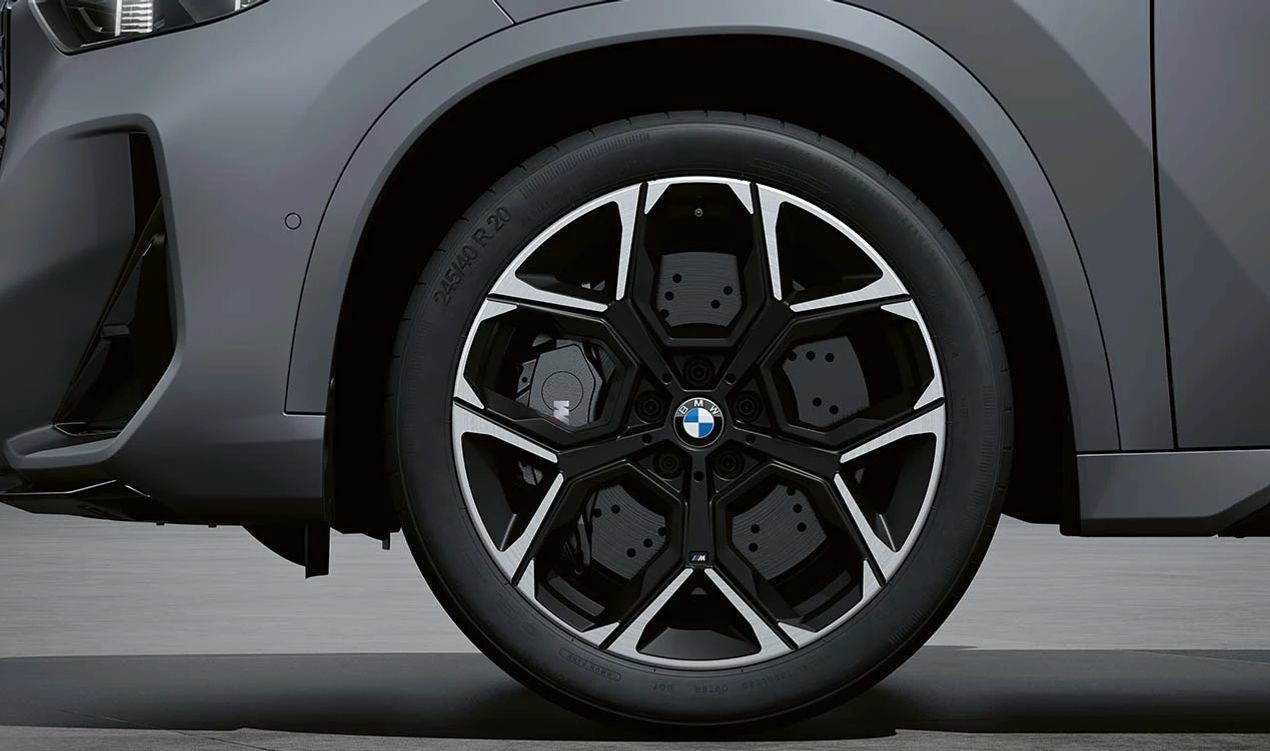 Set completo di pneumatici e pneumatici invernali M Y-Spoke 872 OEM 10026673b per BMW X1 (U11) e BMW X2 (U10). Pneumatici BMW originali montati con pneumatici invernali Pirelli P Zero. Elenchi da installare. BMW originale.