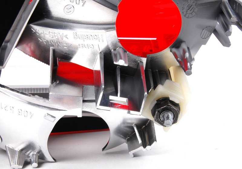 Piloto trasero izquierdo portón OEM 63216920705 para BMW Serie 3 E46 Berlina/Touring. Compatible con modelos fabricados entre 1998 y 2005. Recambio original BMW.