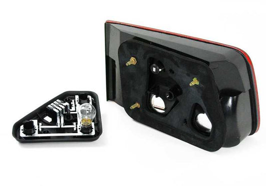 Luz trasera en tapa del maletero derecha OEM 63216900220 para BMW Serie 5 E39 (02/1998 - 07/2003). Original BMW.