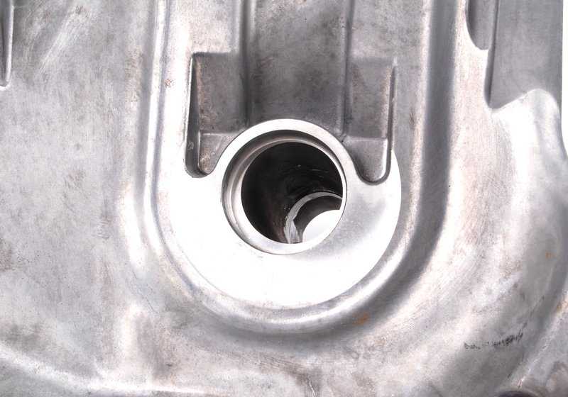 Cárter de aceite OEM 11137519432 para BMW E46 (325i/330i xDrive) y X3 E83 (2.5i/3.0i con motor M54). Compatible con modelos manuales y automáticos con tracción total. Original BMW.