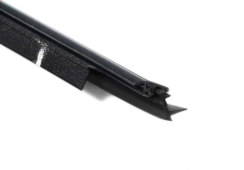 Desagüe derecho OEM 51318125890 para BMW Serie 7 E38 (1993–2001). Original BMW.