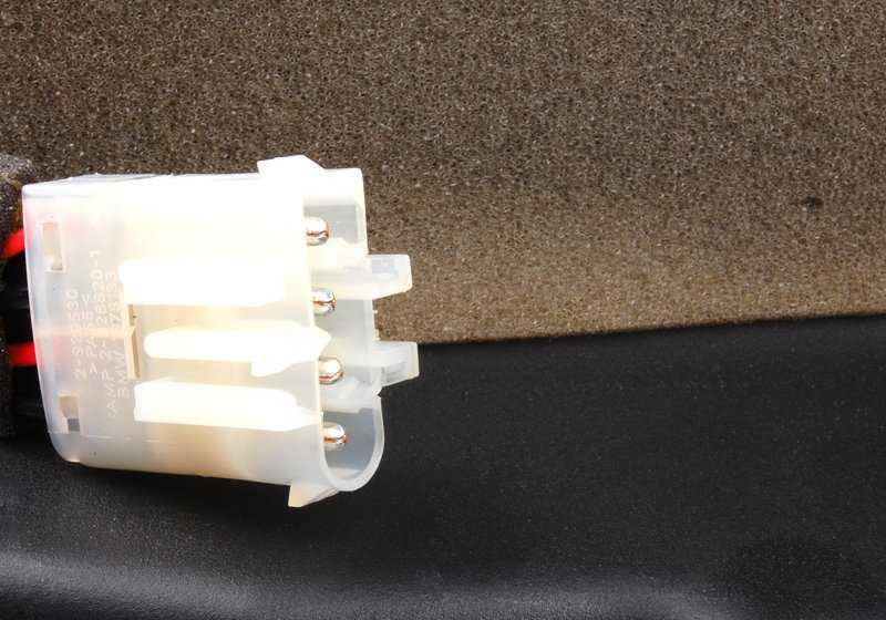 Caja de subwoofer OEM 65138386456 para BMW E36 y Z3. Mejora el sonido con este altavoz original BMW. Ideal para sistemas HiFi. No requiere conocimientos avanzados de mecánica. Original BMW.