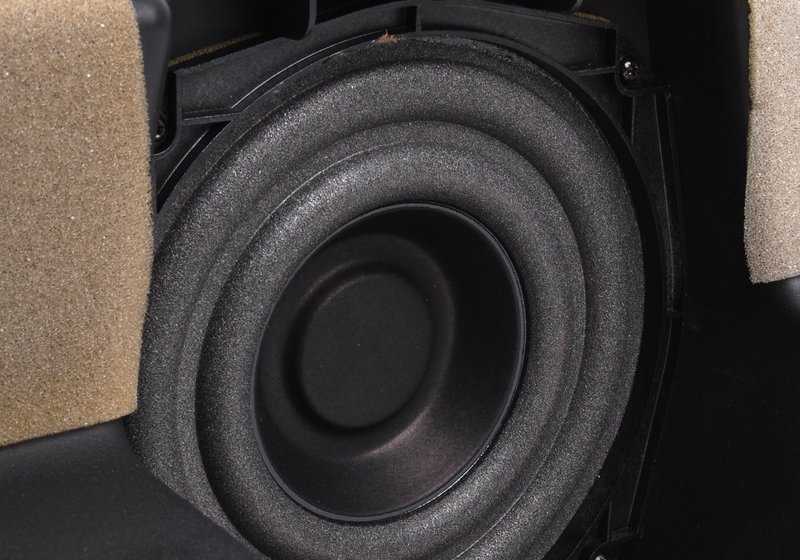 Caja de subwoofer OEM 65138386456 para BMW E36 y Z3. Mejora el sonido con este altavoz original BMW. Ideal para sistemas HiFi. No requiere conocimientos avanzados de mecánica. Original BMW.