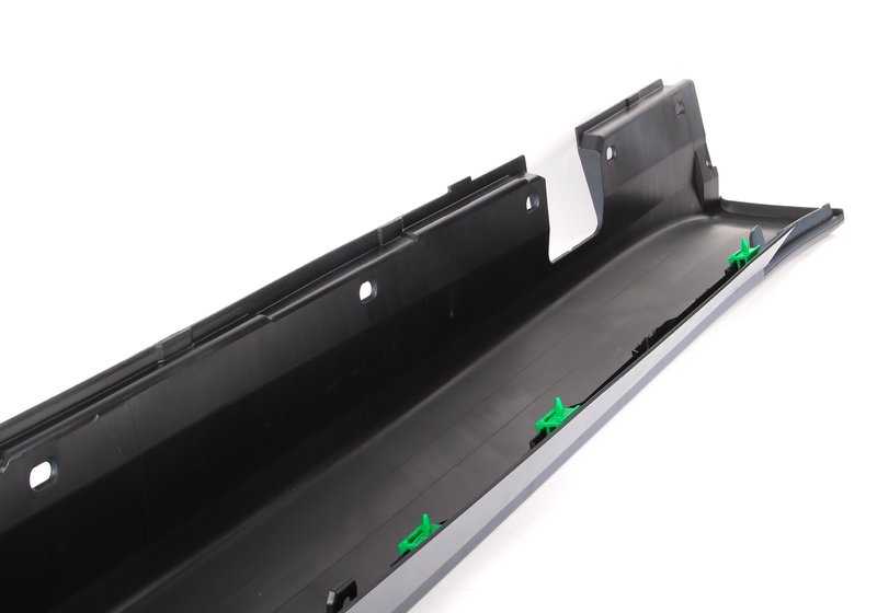 Cubrepanel lateral derecho imprimado OEM 51777178126 para BMW E60 y E61. Compatible con modelos 520d con motor M47 y N47 (manual y automático). Original BMW.