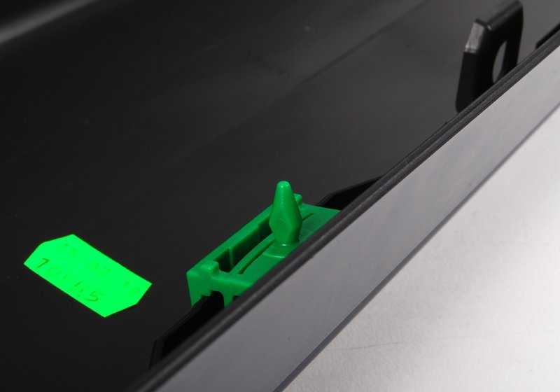 Cubrepanel lateral derecho imprimado OEM 51777178126 para BMW E60 y E61. Compatible con modelos 520d con motor M47 y N47 (manual y automático). Original BMW.