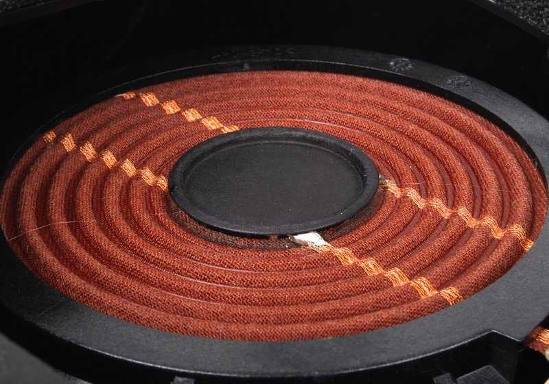 Altavoz central de graves derecho OEM 65139143128 para BMW Serie 6 E63, E64. Original BMW.