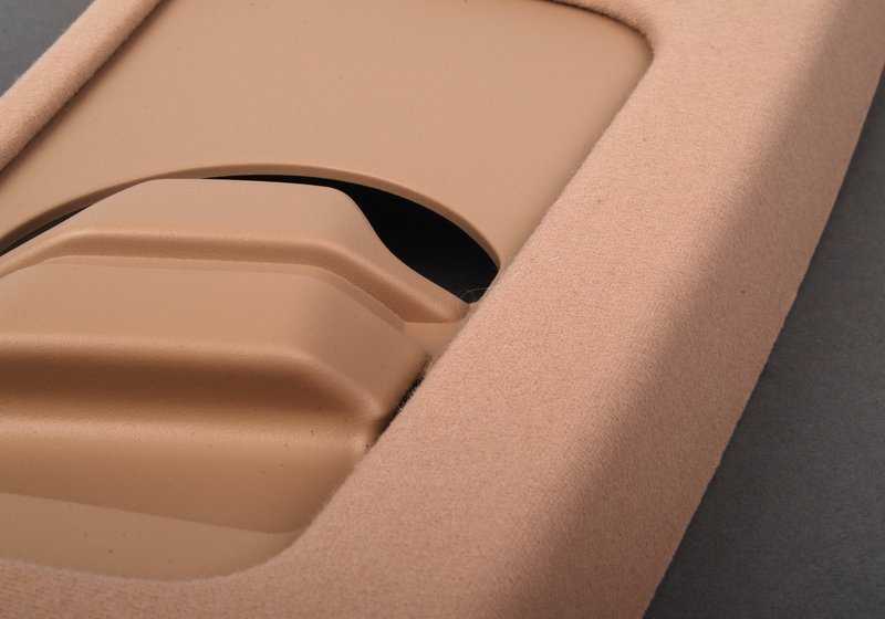 Adorno columna B superior izquierda OEM 51438266947 para BMW Serie 3 E46 (04/1997 - 07/2005) color hellbeige. Original BMW.