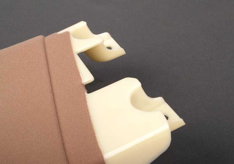 Adorno columna B superior izquierda OEM 51438266947 para BMW Serie 3 E46 (04/1997 - 07/2005) color hellbeige. Original BMW.