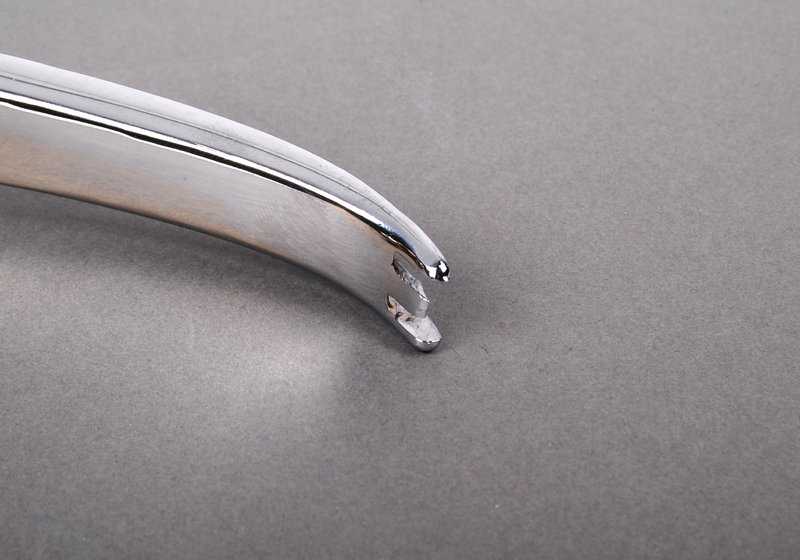 GUARSA OUTTERA DESTRA OEM 51211806004 per BMW E12, E24. BMW di riserva originale.