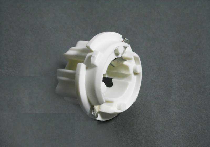 Original BMW OEM 63216943036 lamp holder for BMW E65, E66, E83, E53, E70. Compatible with all listed models.