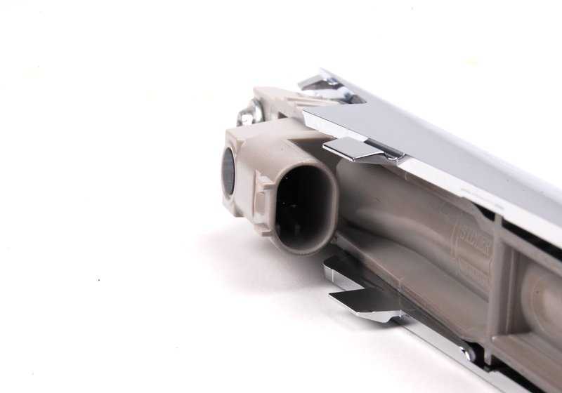 Embellecedor cromado derecho OEM 51138051602 para BMW Serie 1 E82. Pieza decorativa exterior original BMW.