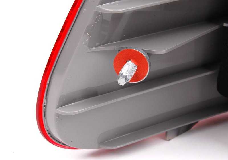 Piloto direito branco OEM 63216946536 para série BMW 3 E46 (todos os modelos compatíveis). BMW original.