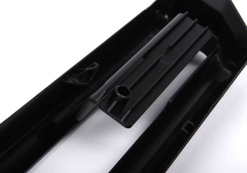 Embellecedor lateral trasero izquierdo OEM 52107007705 para BMW E60, E60N, E61, E61N, E65, E66. Color negro. Original BMW.