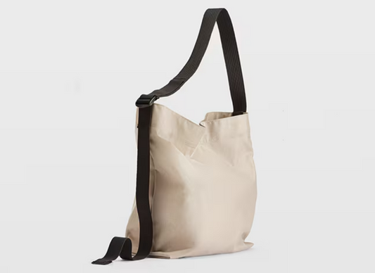 Original BMW OEM Bandolera Bag 80222864108 for all BMW models. Ideal for daily use, climate resistant and with bottle compartment. Original BMW.