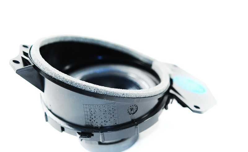 Altavoz trasero izquierdo OEM 65138360679 para BMW E36 (316i, 318i, 320i, 323i, 325i, 328i, M3). Original BMW.