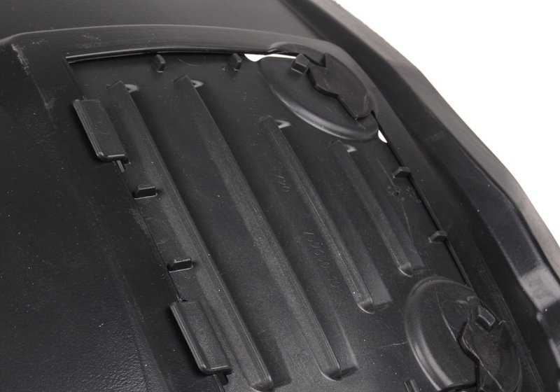 Cubierta paso de rueda inferior izquierda OEM 51118045961 para BMW E82 118d, 120d, 120i. Compatible con versiones manuales y automáticas. Original BMW.