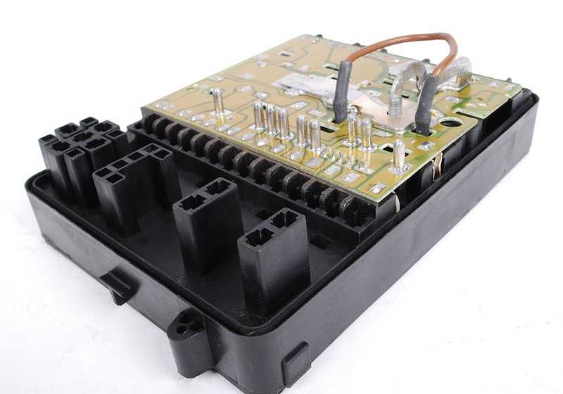Caja de fusibles OEM 61131370763 para BMW E30, E24 y E23. Recambio original BMW.