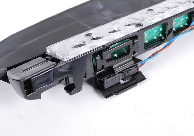 Luz de freno trasera central OEM 63257145659 para BMW E60 y E60N. Original BMW.