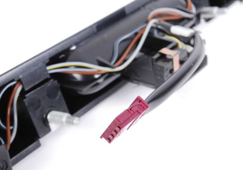 Manilla portón trasero con botón OEM 51138185790 para BMW E39. Original BMW.