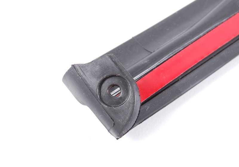 Right Encotvery Board 51367891912 pour la série BMW 3 E46. BMW d'origine.