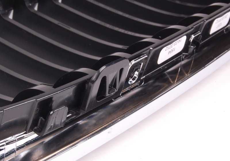 Rejilla de adorno izquierda OEM 51137201969 para BMW E90, E91 (2007-2012). Original BMW.