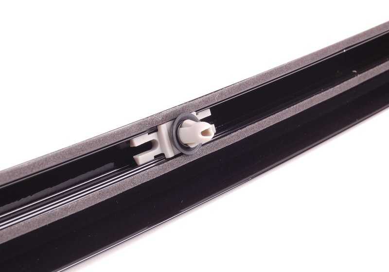 Moldura embellecedora lateral derecha OEM 51357220198 en negro brillante para BMW Serie 3 E90, E90N. Original BMW.