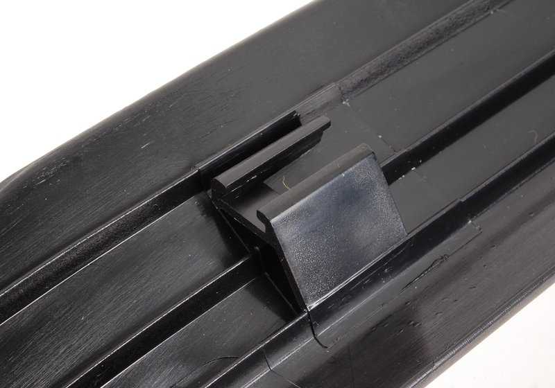 Erstellen Sie den Eingang nach der hinteren Tür (schwarz) OEM 51478174531 für BMW E38 728i, 730i, 735i, 740i. Original BMW.