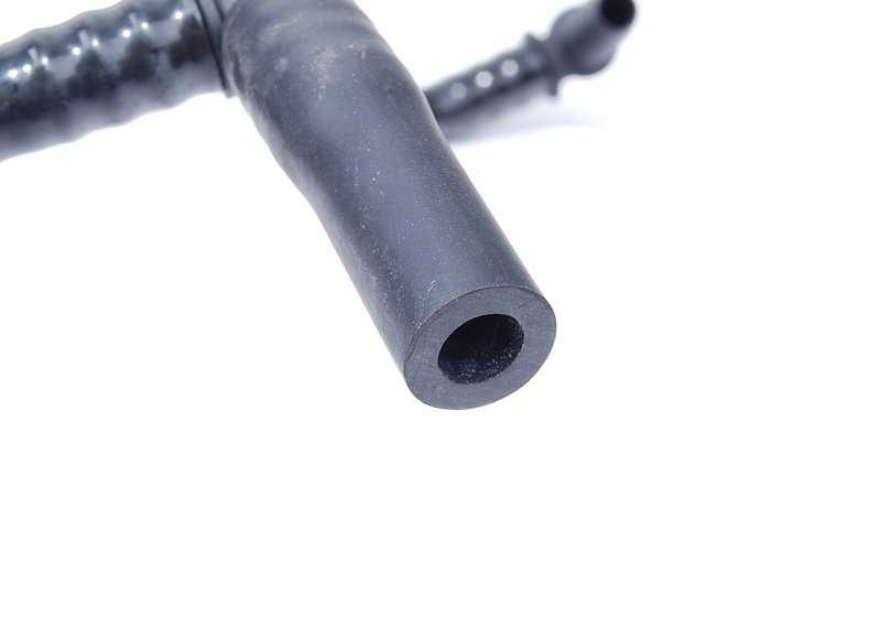 Tubo de admisión con bomba de vacío OEM 13531435603 para BMW E38. Original BMW.