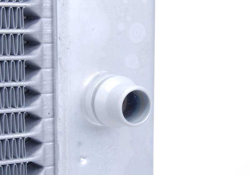 Radiador de refrigeración OEM 17117519209 para BMW E60, E61, E63, E64, E65, E66. Compatible con varios motores y transmisiones. Original BMW.