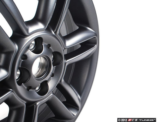 Cerchio in lega leggera nera 6.5Jx16 ET48 OEM 36116793404 per MINI R56, R55 Clubman, R57 Cabrio, R58 Coupé, R59 Roadster... e altro ancora. MINI originale.