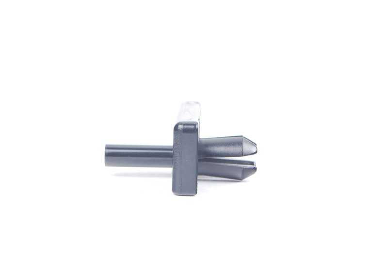Clip de sujeción OEM 51111976050 para BMW E30. Compatible con molduras M Technic de taloneras y pasos de rueda. Repuesto original BMW.