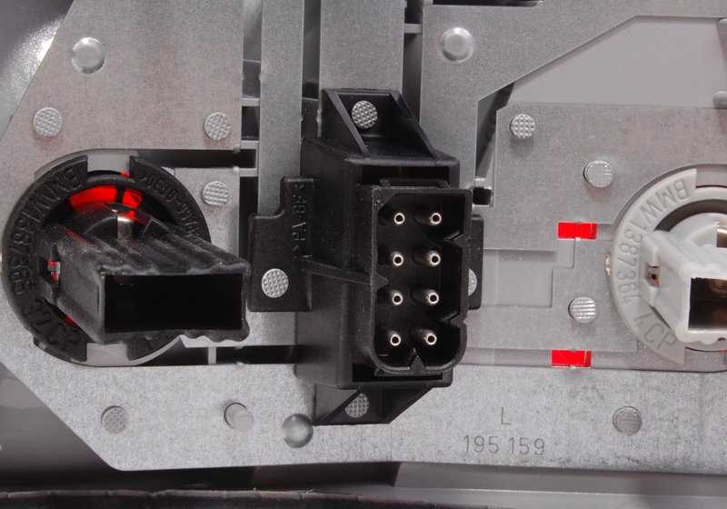 Piloto trasero izquierdo intermitente blanco OEM 63219403099 para BMW Serie 3 E36 (11/1989 - 05/1998). Original BMW.
