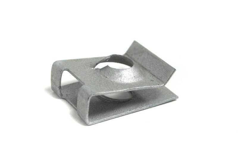 Porca de clipe de metal OEM 0712990166 para BMW E53, E52. Peça original da BMW ideal para fixações de interiores ou componentes plásticos. Compatibilidade garantida com os modelos X5 e Z8. BMW original.