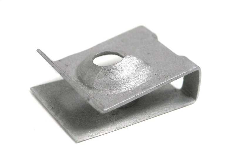 Porca de clipe de metal OEM 0712990166 para BMW E53, E52. Peça original da BMW ideal para fixações de interiores ou componentes plásticos. Compatibilidade garantida com os modelos X5 e Z8. BMW original.