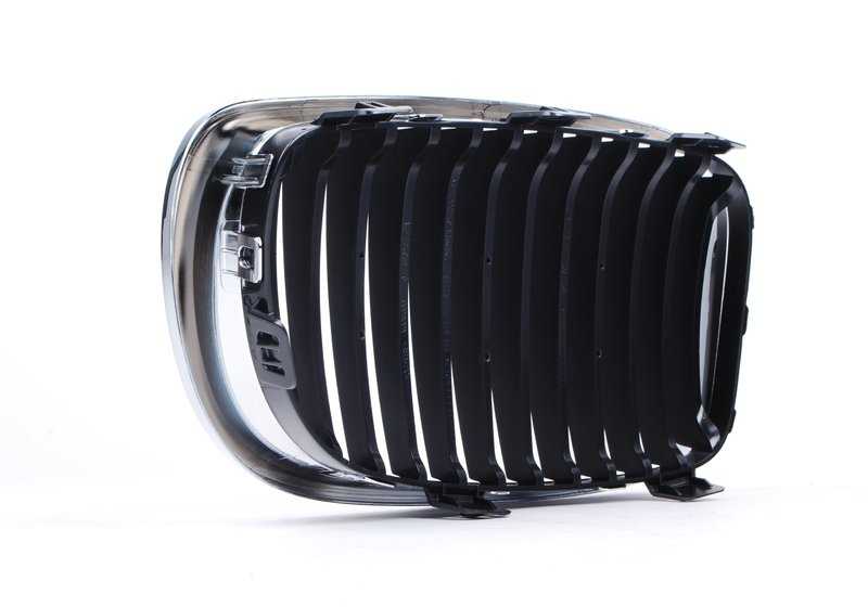 Rejilla de adorno con marco cromado izquierdo OEM 51137166439 para BMW Serie 1 E81, E87 LCI, E82, E88. Original BMW.
