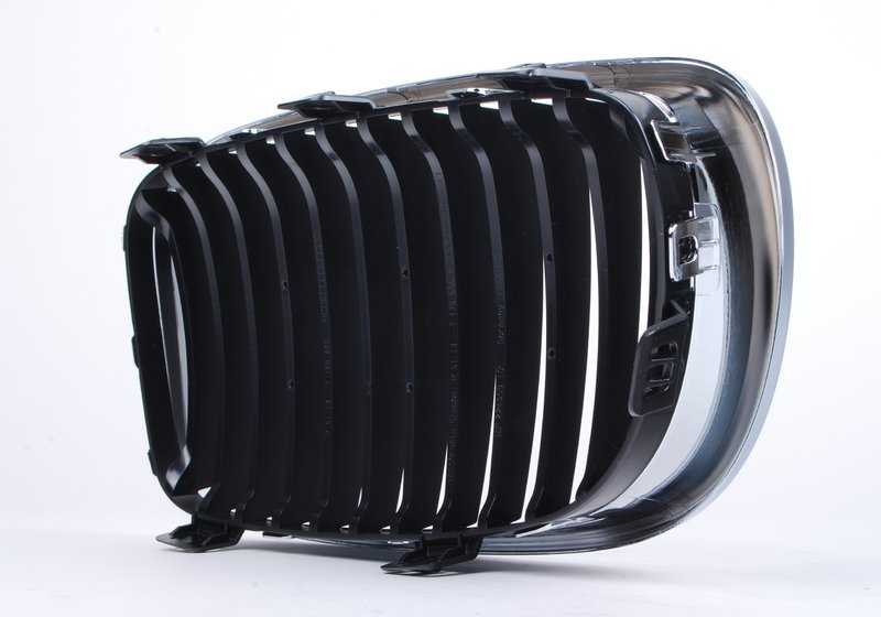 Rejilla de adorno con marco cromado derecho OEM 51137166440 para BMW E81, E87 LCI, E82, E88. Original BMW.