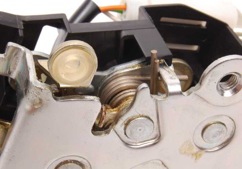 Cierre de puerta trasera izquierda OEM 51228125671 para BMW E39, E38. Original BMW.