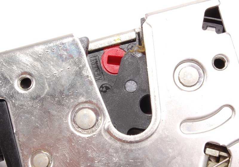 Cierre de puerta trasera izquierda OEM 51228125671 para BMW E39, E38. Original BMW.