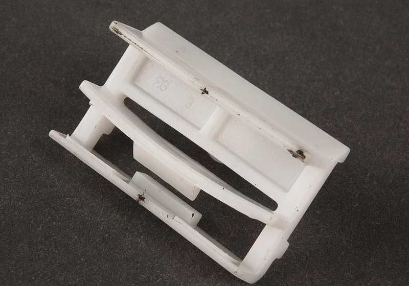 Grapa de fijación OEM 51712234032 para BMW E36 316i (todos los modelos compatibles: BE11, BE12, BE21, BE22, CA11, CA12, CA21, CA22, CA71, CH11). Original BMW.