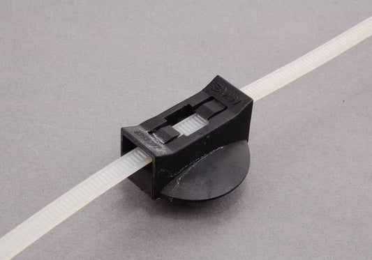 Braçadeira com botão OEM 61138361683 para BMW {E81,E82,E87,E88,F20,F21,E46,E90,E91,E92,E93,F30,F31,F34,G20,G21,F32,E60,E61,F07,F10,F11,F90,G30, G31,E63,E64,F06,F12,F13,G32,E65,E66,F01,F02,F04,G11,G12,E84,F48,F39,E83,F25,G01,F26,G02,E53,E70,F