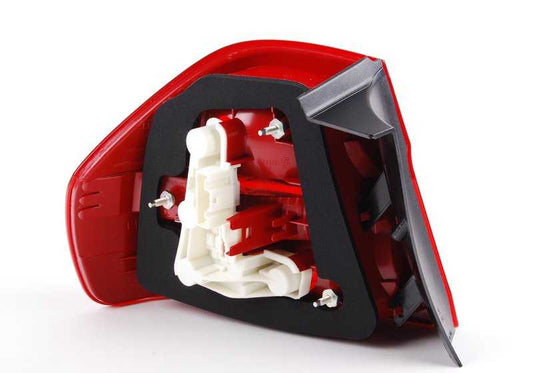 Piloto trasero derecho OEM 63217161956 para BMW E90 Berlina. Luz trasera original BMW montada en la aleta lateral derecha. Compatible exclusivamente con BMW Serie 3 E90. Original BMW.