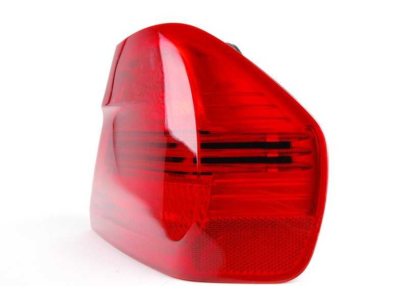 Piloto trasero derecho OEM 63217161956 para BMW E90 Berlina. Luz trasera original BMW montada en la aleta lateral derecha. Compatible exclusivamente con BMW Serie 3 E90. Original BMW.