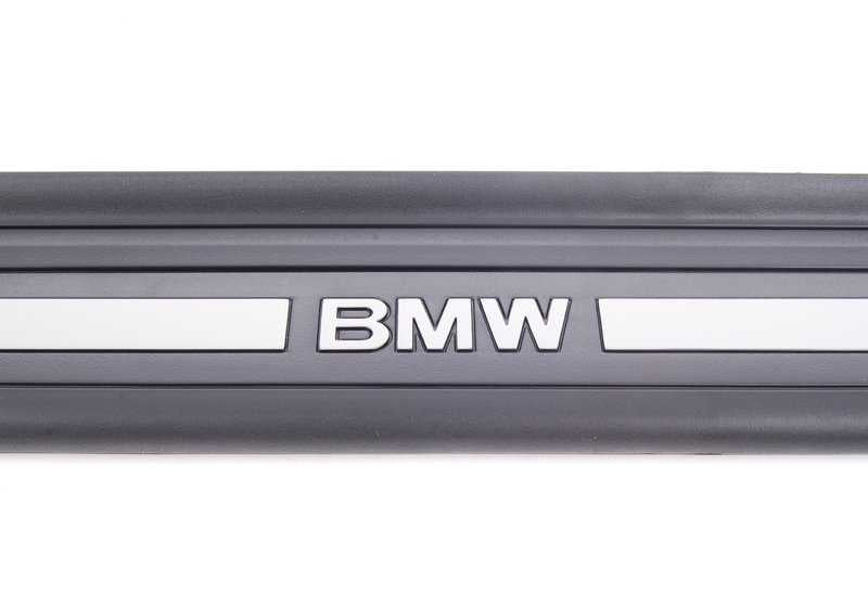 Embellecedor de entrada izquierdo OEM 51477201965 para BMW E92 y E93. Original BMW.