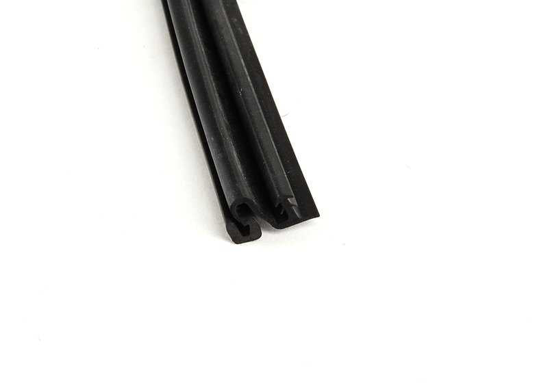 OEM Rubber Pull 17111737713 per BMW E39, E38, E52. BMW originale per il sistema di radiatore o set di raffreddamento. Lunghezza: 621 mm. BMW originale.