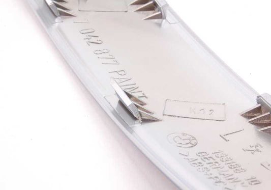 EM EMENTER INTERIOR DA PORTA esquerda Hand OEM 51418040695 para BMW Z4 E85, E86. Acabamento cromado perlatado. BMW original.