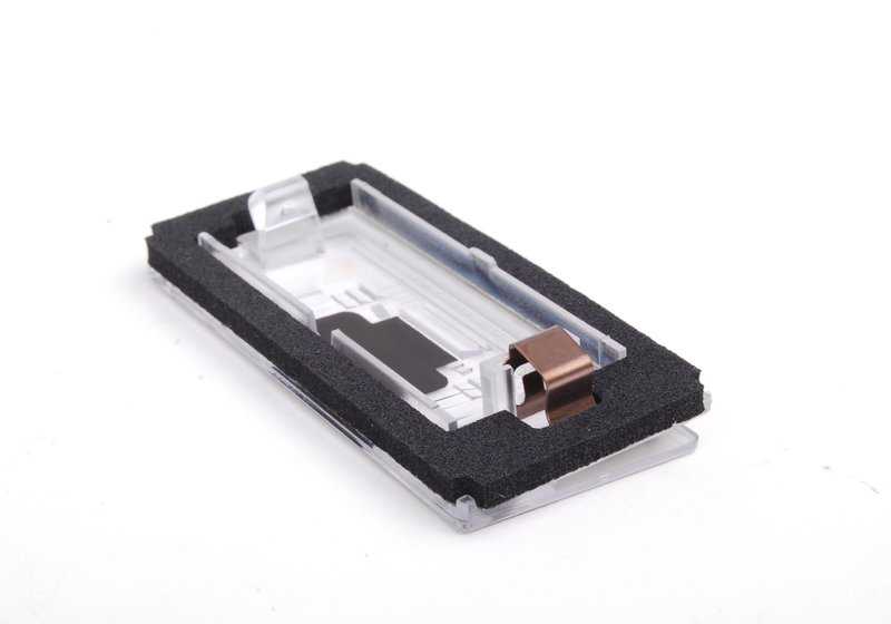 Tulipa luz maneta maletero OEM 51138236854 para BMW E46. Original BMW.