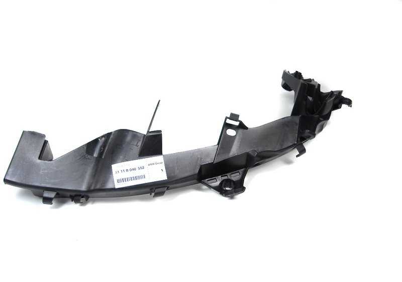 Soporte derecho del faro OEM 51118040552 para BMW E90, E92, E93 (M3). Compatible con versiones PM91, PM92, VA91, VA92, KG91, KG92, WD91, WD92, DX91, DX92. Original BMW.